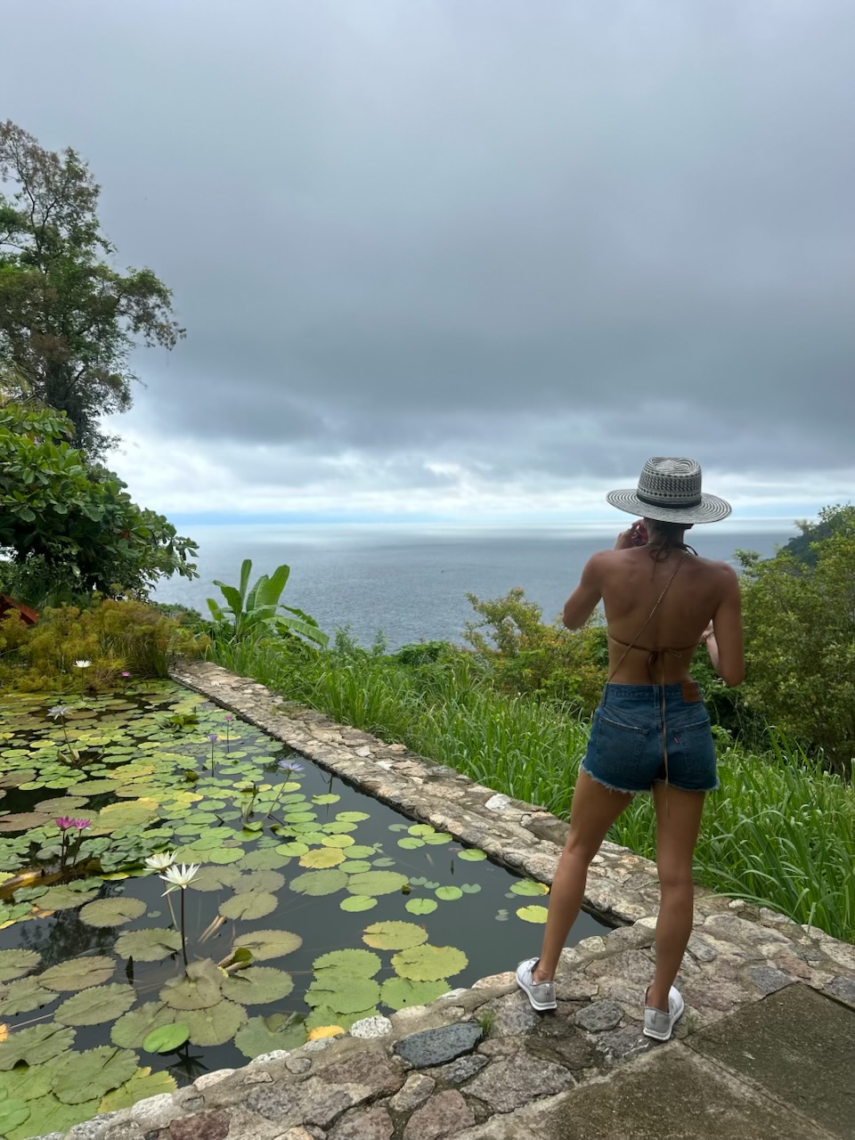The lush uphill trail to Verana